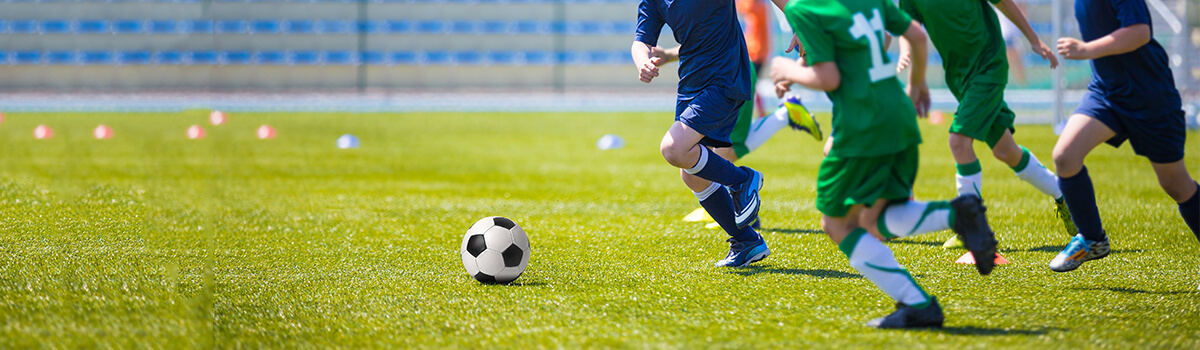 What are the key differences between acute and chronic sports injuries?