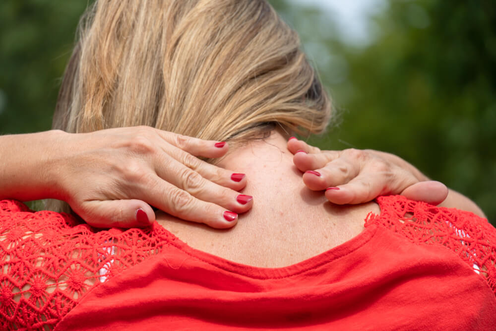 What are the symptoms of a herniated disc in the neck?