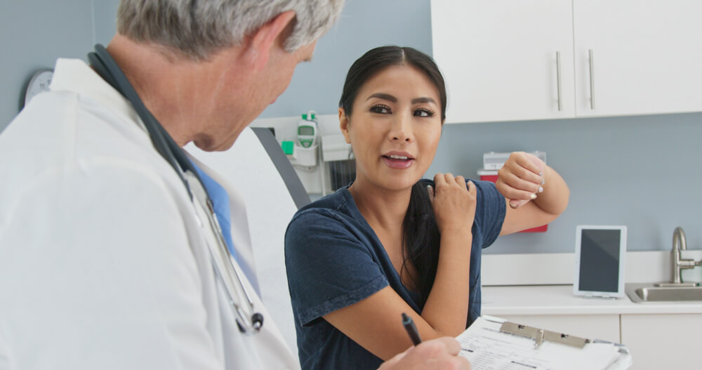 I fell on my shoulder and it hurts to raise my arm: What do I do? shutterstock 1318617584 I fell on my shoulder and it hurts to raise my arm: What do I do?