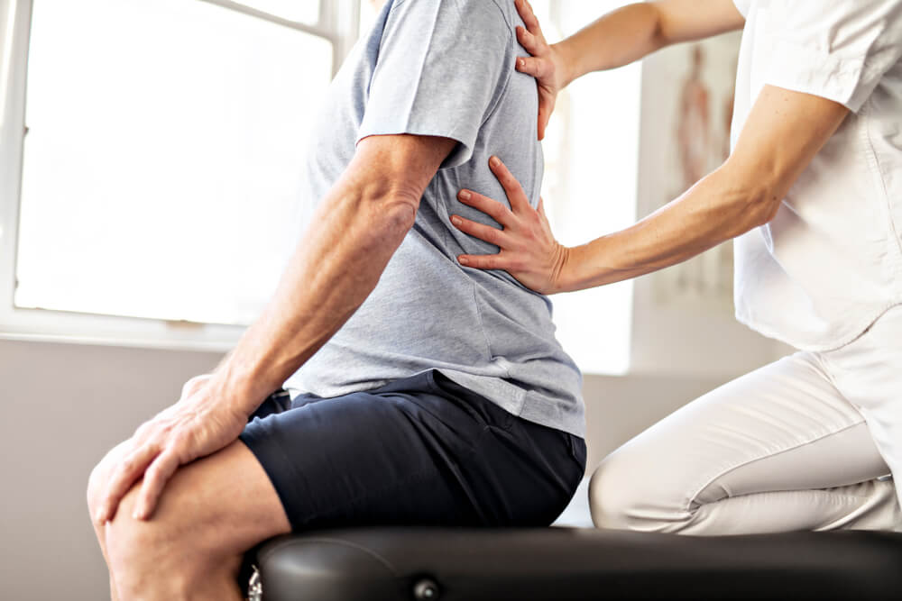 Can physical therapy help with pain in the center of the back?