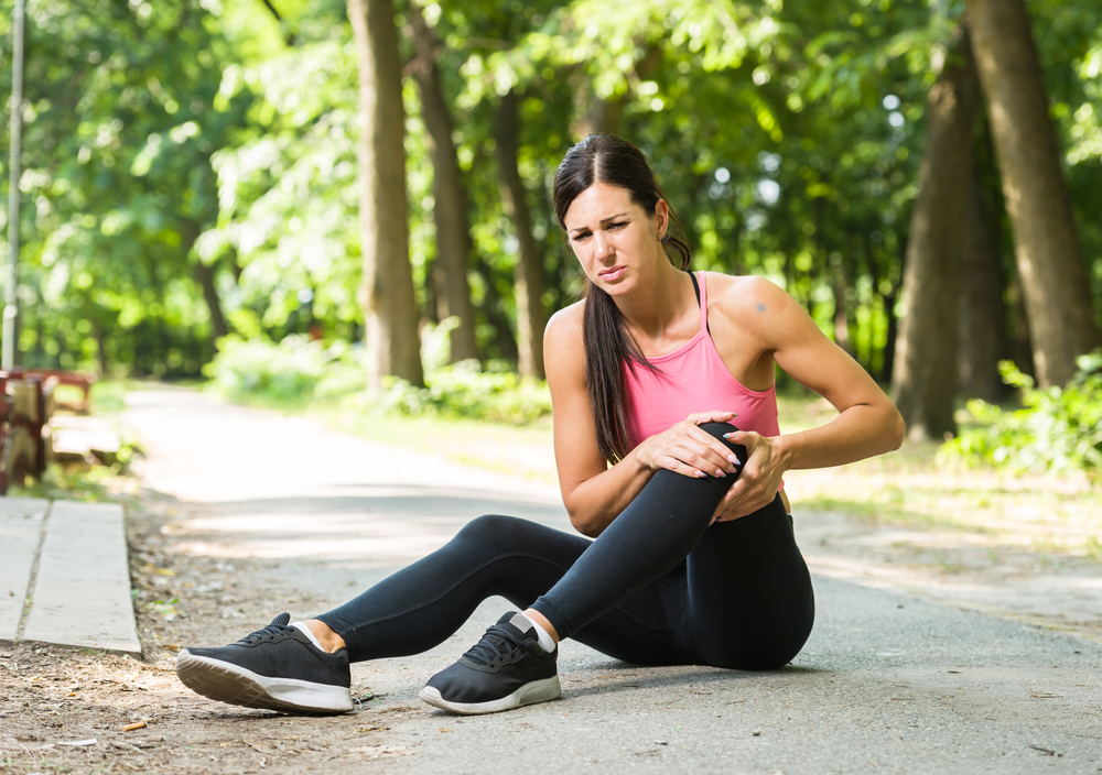 Why are my tight hamstrings causing knee pain and how can physical therapy help?