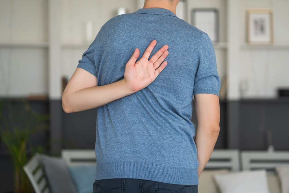 what causes pain between shoulder blades