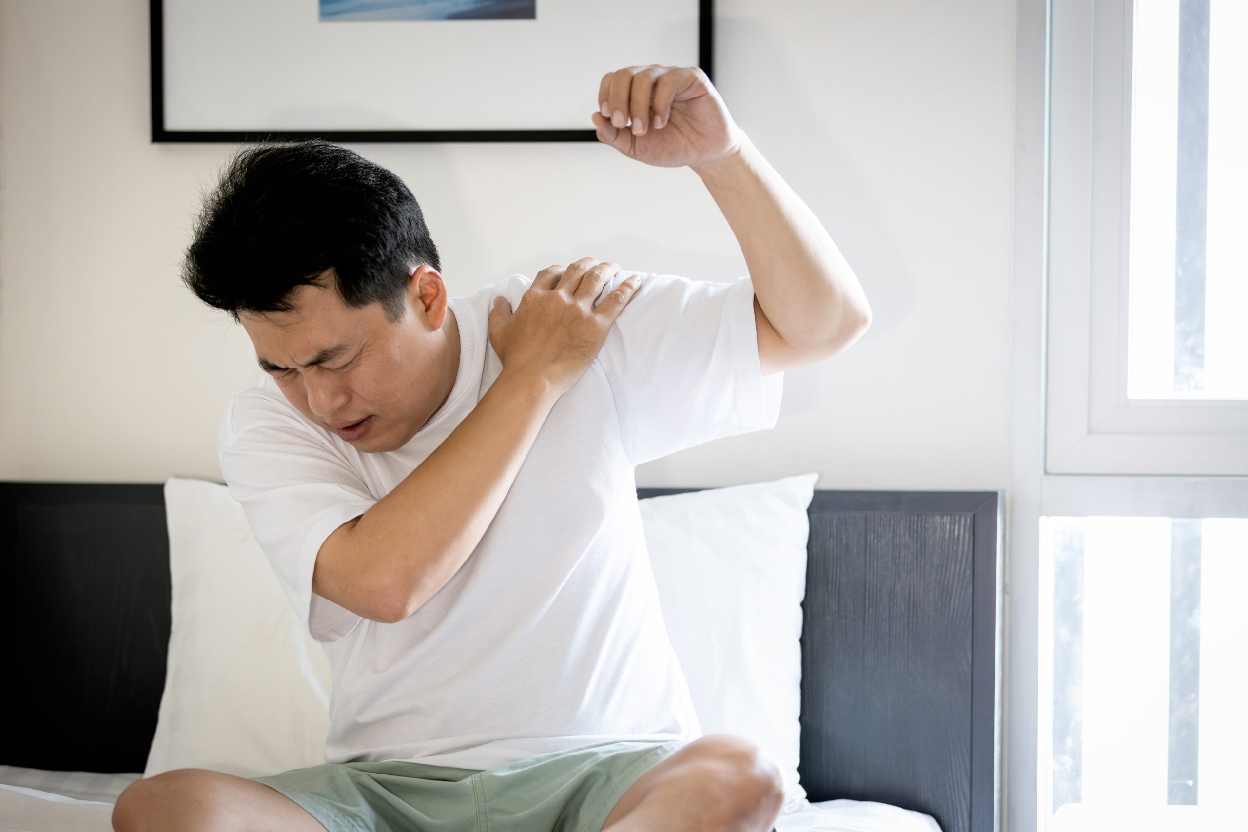 How to Treat Shoulder Pain When Lifting Your Arm