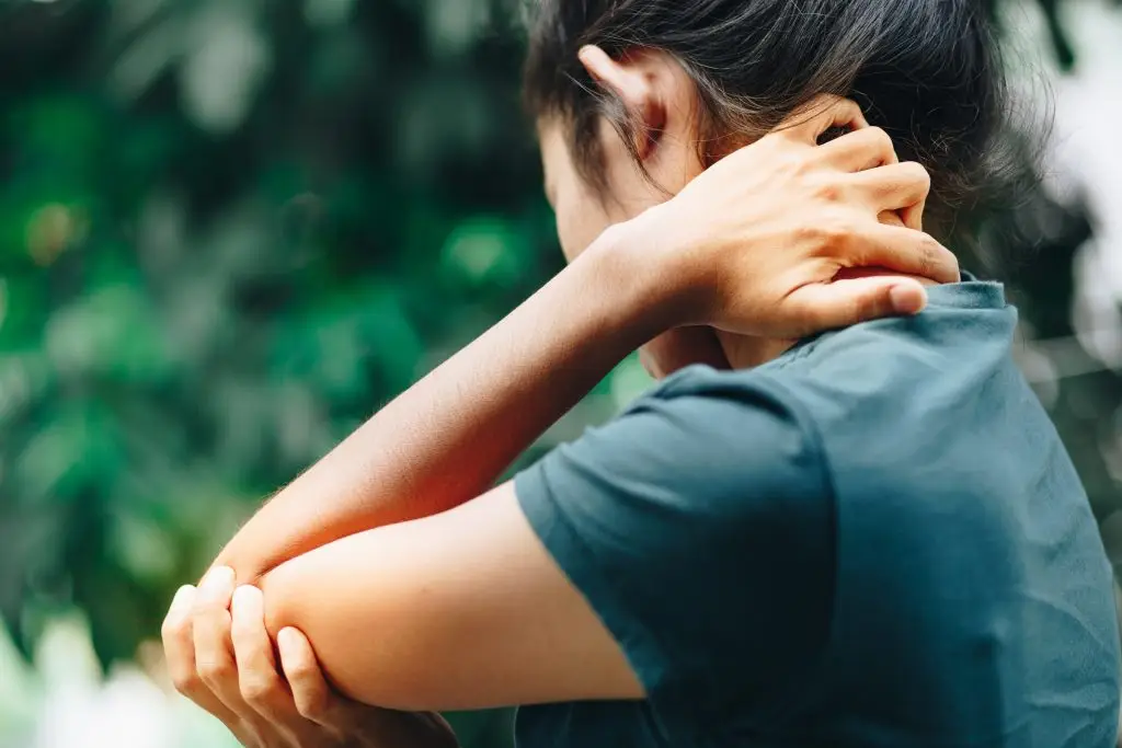 What Causes Burning Elbow Pain (and How to Treat It) AdobeStock 216306978 what causes burning elbow pain (and how to treat it) elbow pain